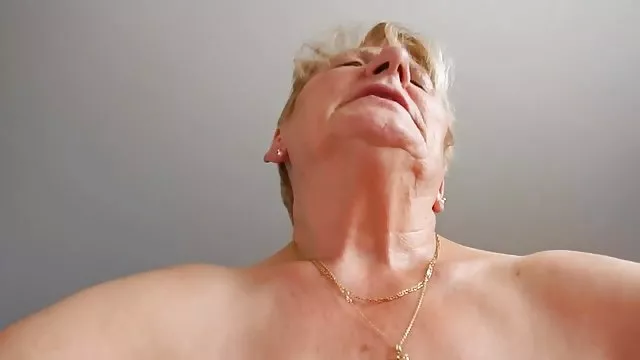 XXX hiçbir kayıt Arkadan turbanli sikis filimleri kedi okşayarak